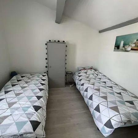 Pavillon T3 Avec Mezzanine, Parking, Piscine, Clim, Proche Et Commerces, Animaux Acceptes - Fr-1-702-31 * Agde