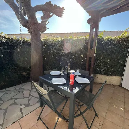 Pavillon T3 Avec Mezzanine, Parking, Piscine, Clim, Proche Et Commerces, Animaux Acceptes - Fr-1-702-31 * Agde